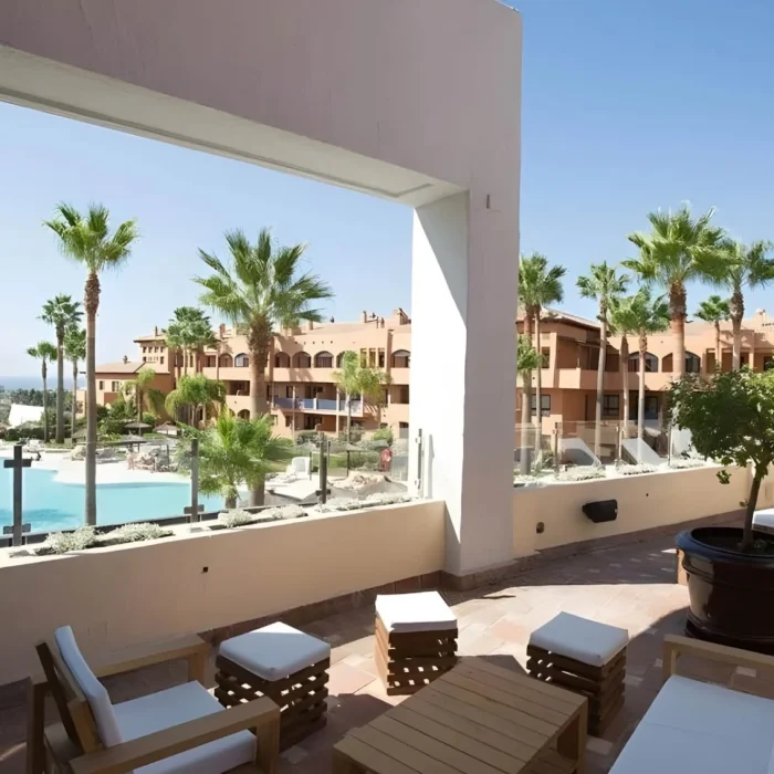 1738248456_Pool_04.thigh